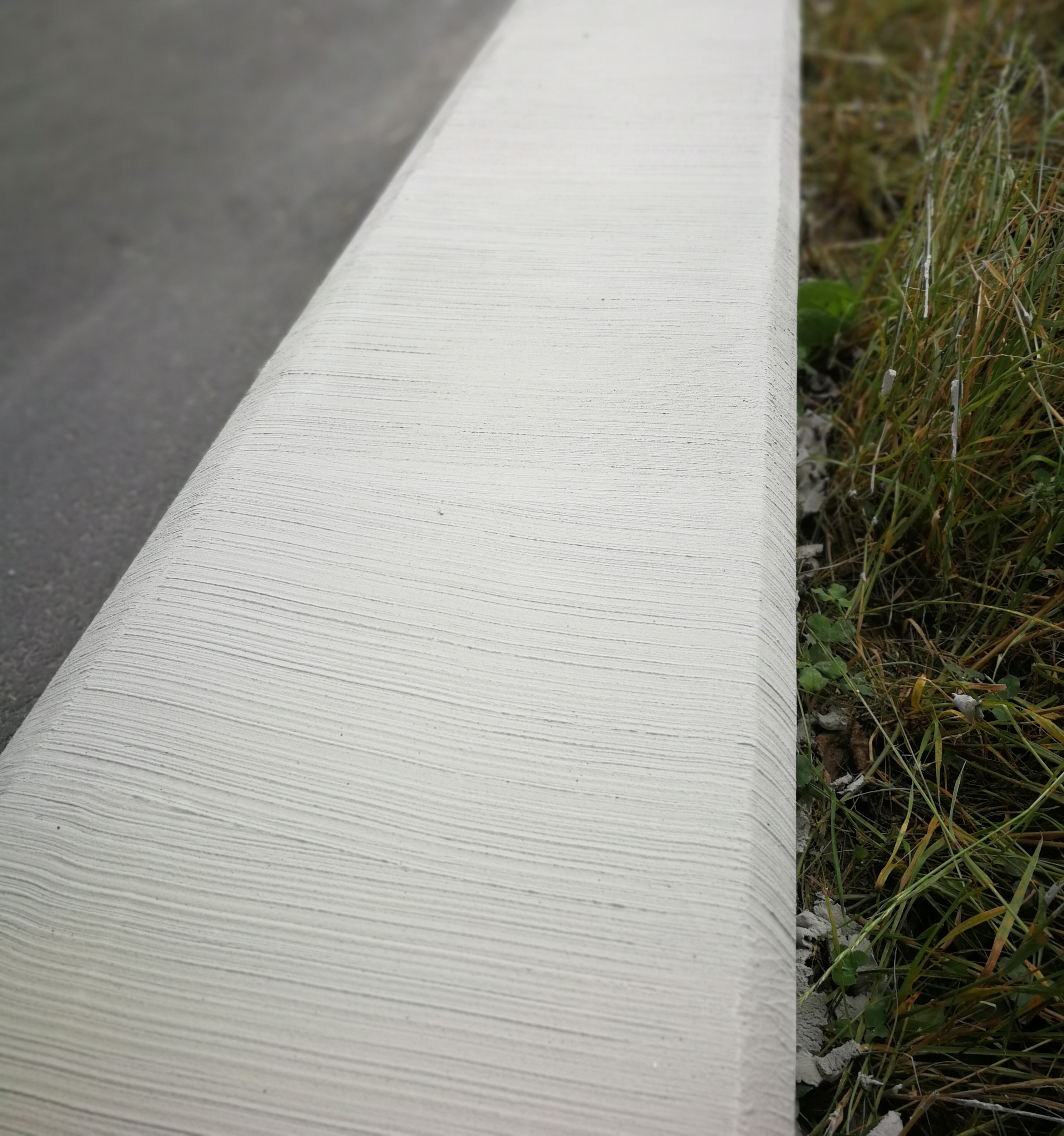 03 Betonschade egaliseren van holtes geborstelde afwerking.jpg